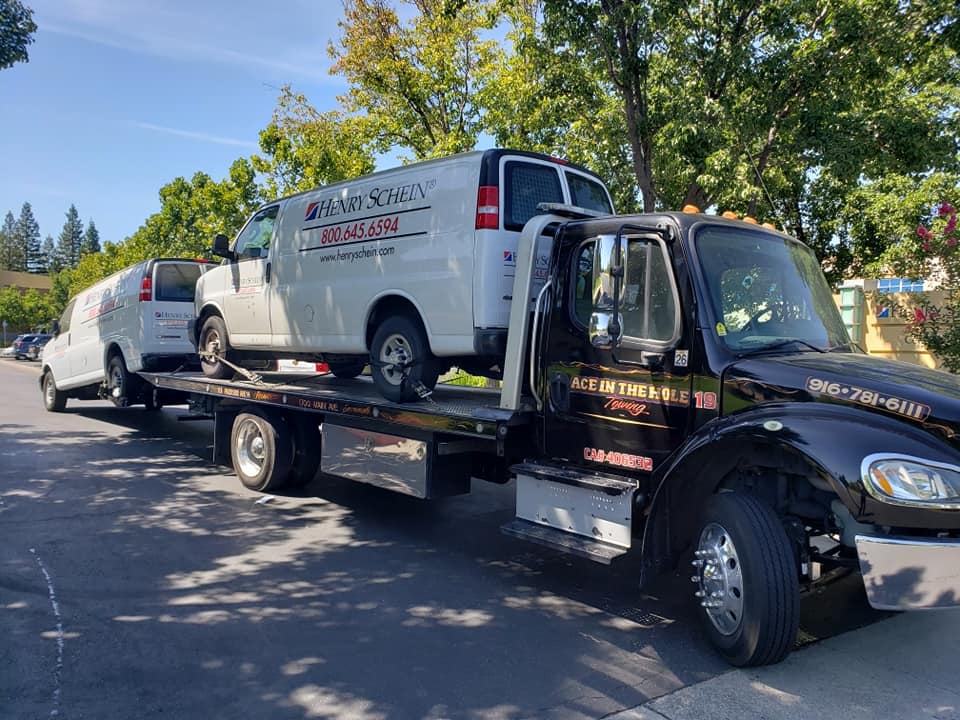 Sacramento Ace Towing can handle a double tow, like this one. We have the besting equipment in the industry. Sacramento Tow Truck service specialists. Roadside assistance available in Antelope, Citrus Heights and Rio Linda.